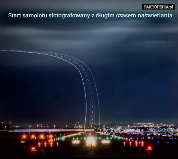 Start samolotu sfotografowany z długim czasem naświetlania. 