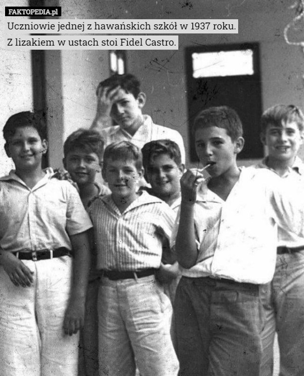 Uczniowie jednej z hawańskich szkół w 1937 roku.
Z lizakiem w ustach stoi Fidel Castro. 