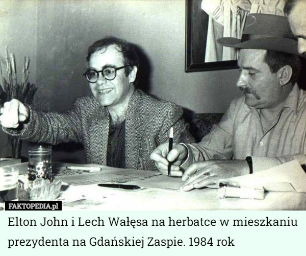 Elton John i Lech Wałęsa na herbatce w mieszkaniu prezydenta na Gdańskiej Zaspie. 1984 rok 