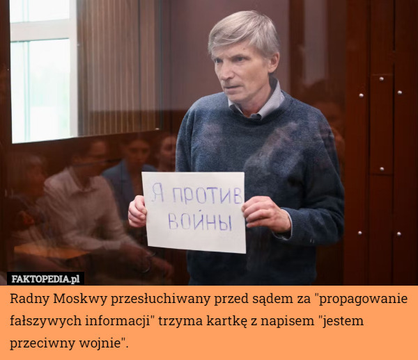 Radny Moskwy przesłuchiwany przed sądem za "propagowanie fałszywych informacji" trzyma kartkę z napisem "jestem przeciwny wojnie". 