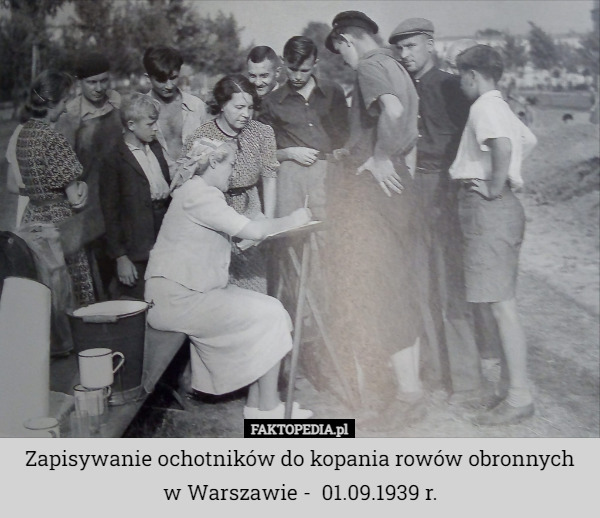Zapisywanie ochotników do kopania rowów obronnych w Warszawie -  01.09.1939 r. 
