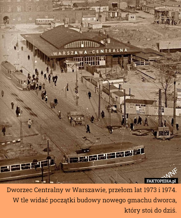 Dworzec Centralny w Warszawie, przełom lat 1973 i 1974.
 W tle widać początki budowy nowego gmachu dworca, który stoi do dziś. 