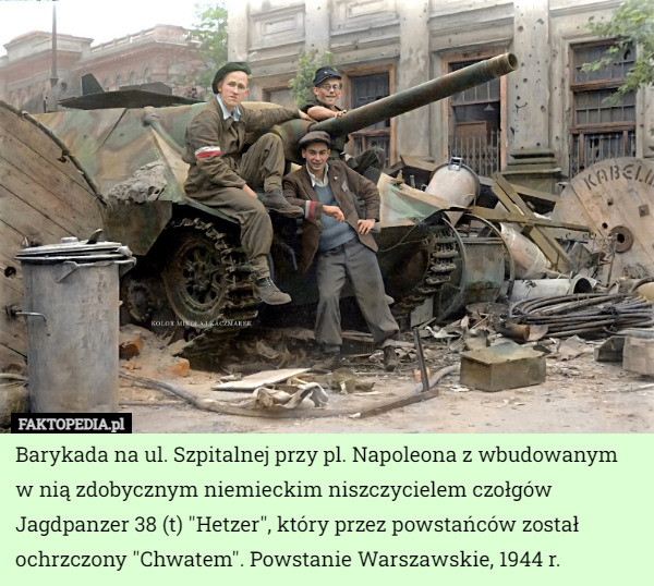 Barykada na ul. Szpitalnej przy pl. Napoleona z wbudowanym w nią zdobycznym niemieckim niszczycielem czołgów Jagdpanzer 38 (t) "Hetzer", który przez powstańców został ochrzczony "Chwatem". Powstanie Warszawskie, 1944 r. 