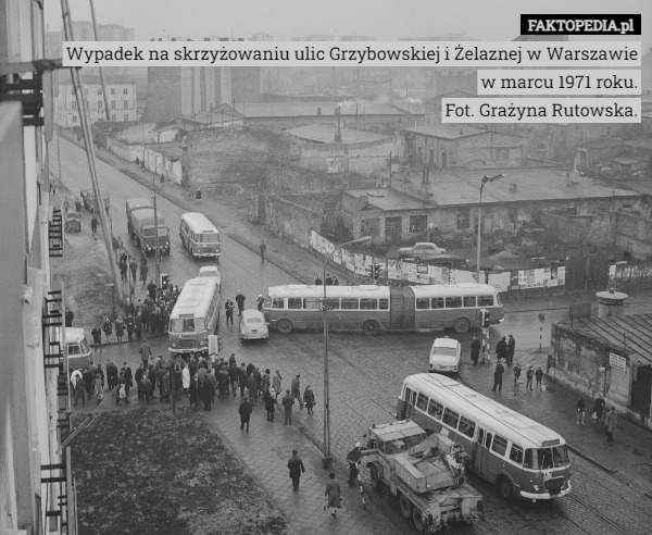 Wypadek na skrzyżowaniu ulic Grzybowskiej i Żelaznej w Warszawie
w marcu 1971 roku.
Fot. Grażyna Rutowska. 