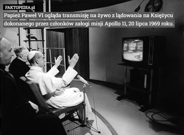 Papież Paweł VI ogląda transmisję na żywo z lądowania na Księżycu dokonanego przez członków załogi misji Apollo 11, 20 lipca 1969 roku. 