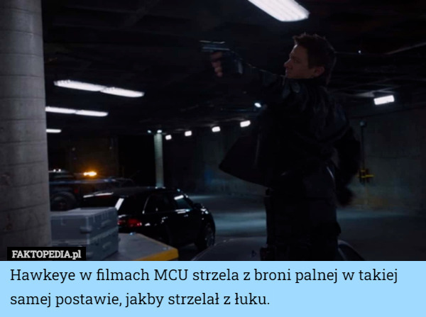 Hawkeye w filmach MCU strzela z broni palnej w takiej samej postawie, jakby strzelał z łuku. 