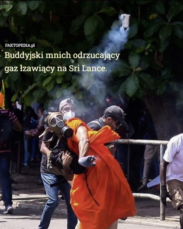 Buddyjski mnich odrzucający gaz łzawiący na Sri Lance. 