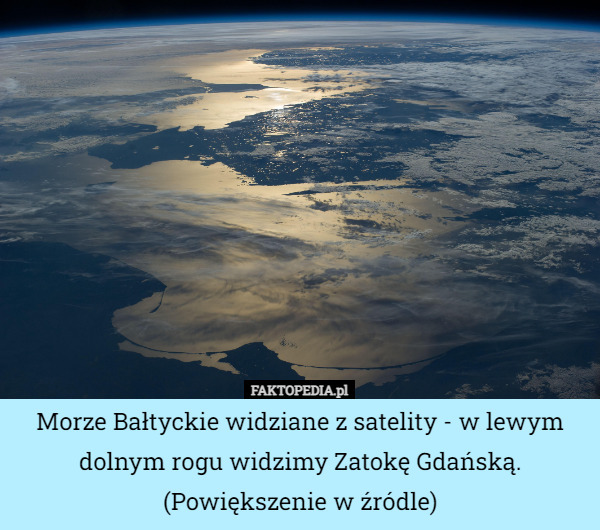 Morze Bałtyckie widziane z satelity - w lewym dolnym rogu widzimy Zatokę Gdańską.
(Powiększenie w źródle) 