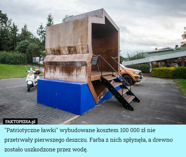 "Patriotyczne ławki" wybudowane kosztem 100 000 zł nie przetrwały pierwszego deszczu. Farba z nich spłynęła, a drewno zostało uszkodzone przez wodę. 