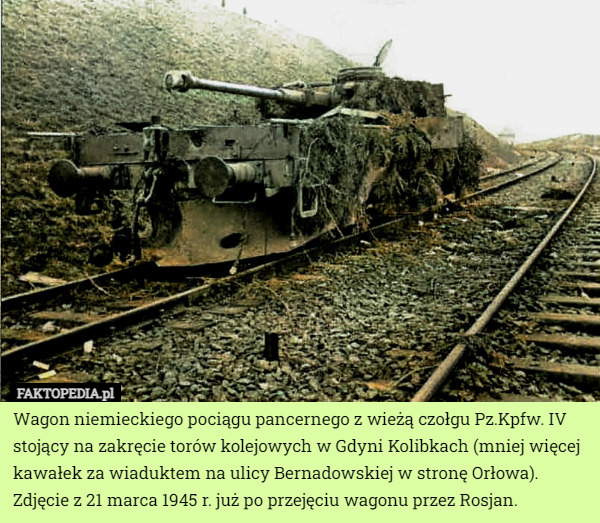 Wagon niemieckiego pociągu pancernego z wieżą czołgu Pz.Kpfw. IV stojący na zakręcie torów kolejowych w Gdyni Kolibkach (mniej więcej kawałek za wiaduktem na ulicy Bernadowskiej w stronę Orłowa).
Zdjęcie z 21 marca 1945 r. już po przejęciu wagonu przez Rosjan. 