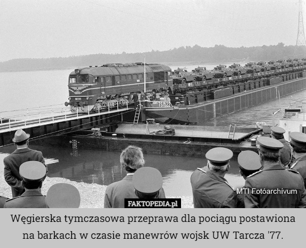 Węgierska tymczasowa przeprawa dla pociągu postawiona na barkach w czasie manewrów wojsk UW Tarcza '77. 