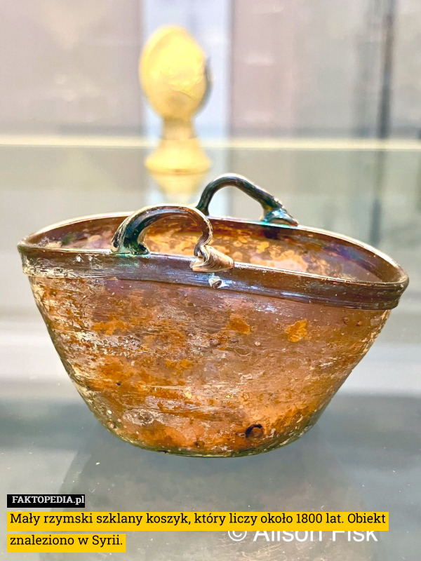 Mały rzymski szklany koszyk, który liczy około 1800 lat. Obiekt znaleziono w Syrii. 