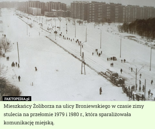 Mieszkańcy Żoliborza na ulicy Broniewskiego w czasie zimy stulecia na przełomie 1979 i 1980 r., która sparaliżowała komunikację miejską. 