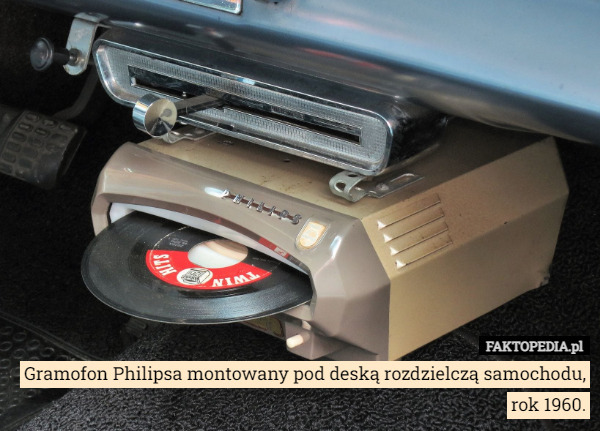 Gramofon Philipsa montowany pod deską rozdzielczą samochodu, rok 1960. 