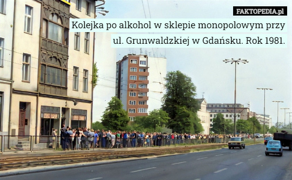 Kolejka po alkohol w sklepie monopolowym przy ul. Grunwaldzkiej w Gdańsku. Rok 1981. 