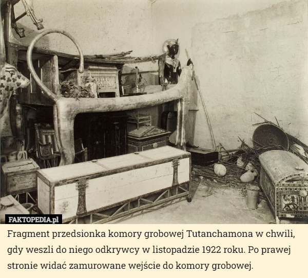 Fragment przedsionka komory grobowej Tutanchamona w chwili, gdy weszli do niego odkrywcy w listopadzie 1922 roku. Po prawej stronie widać zamurowane wejście do komory grobowej. 