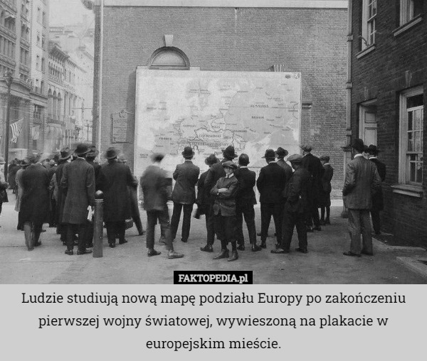 Ludzie studiują nową mapę podziału Europy po zakończeniu pierwszej wojny światowej, wywieszoną na plakacie w europejskim mieście. 
