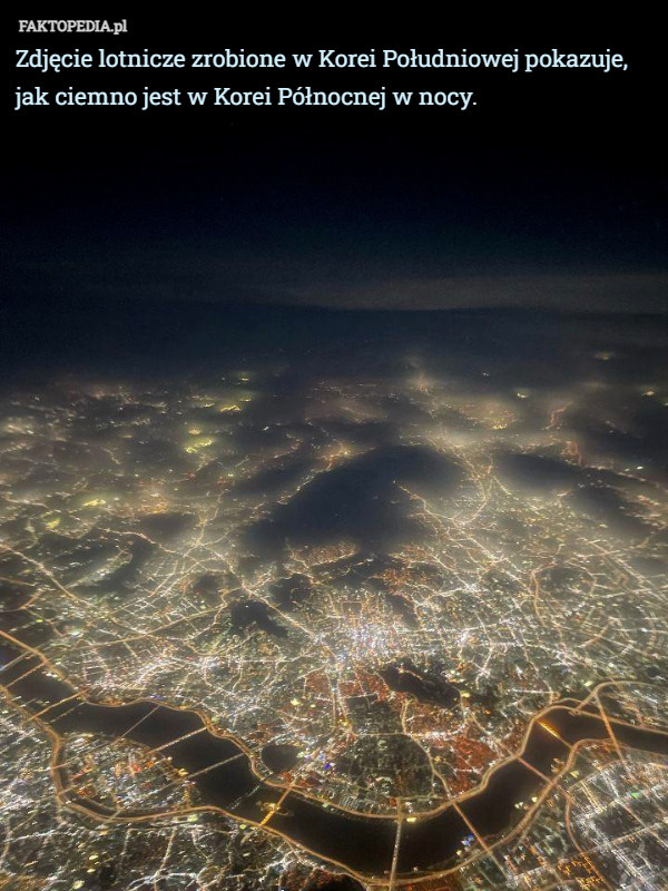 Zdjęcie lotnicze zrobione w Korei Południowej pokazuje, jak ciemno jest w Korei Północnej w nocy. 