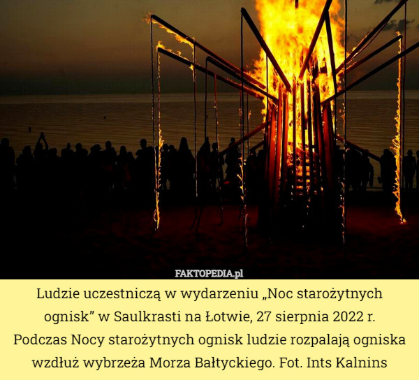 Ludzie uczestniczą w wydarzeniu „Noc starożytnych ognisk” w Saulkrasti na Łotwie, 27 sierpnia 2022 r.
 Podczas Nocy starożytnych ognisk ludzie rozpalają ogniska wzdłuż wybrzeża Morza Bałtyckiego. Fot. Ints Kalnins 