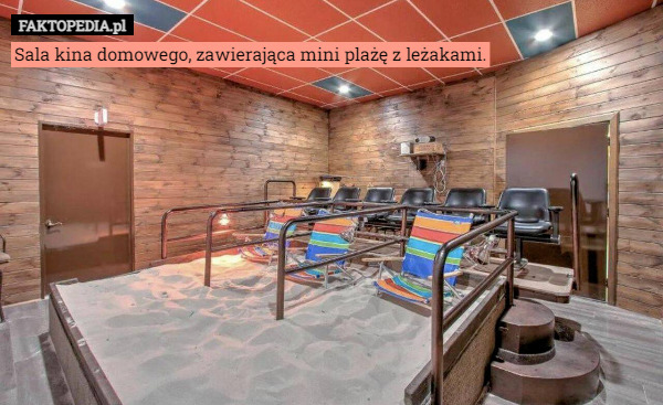 Sala kina domowego, zawierająca mini plażę z leżakami. 