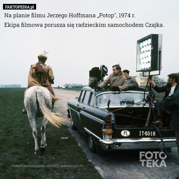 Na planie filmu Jerzego Hoffmana „Potop", 1974 r.
Ekipa filmowa porusza się radzieckim samochodem Czajka. 