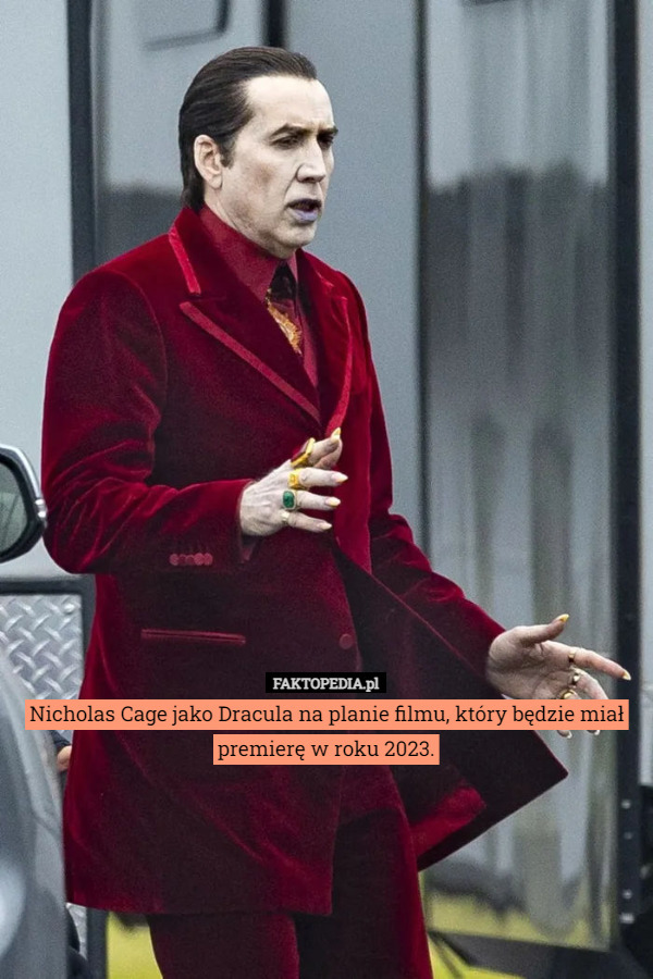 Nicholas Cage jako Dracula na planie filmu, który będzie miał premierę w roku 2023. 