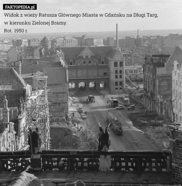 Widok z wieży Ratusza Głównego Miasta w Gdańsku na Długi Targ,
w kierunku Zielonej Bramy.
Rot. 1950 r. 