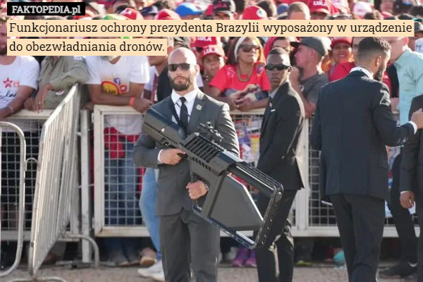 Funkcjonariusz ochrony prezydenta Brazylii wyposażony w urządzenie do obezwładniania dronów. 