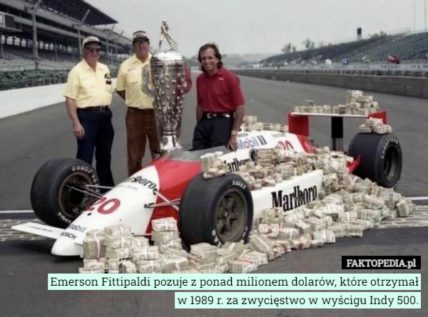 Emerson Fittipaldi pozuje z ponad milionem dolarów, które otrzymał w 1989 r. za zwycięstwo w wyścigu Indy 500. 