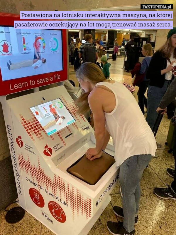 Postawiona na lotnisku interaktywna maszyna, na której pasażerowie oczekujący na lot mogą trenować masaż serca. 