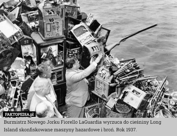 Burmistrz Nowego Jorku Fiorello LaGuardia wyrzuca do cieśniny Long Island skonfiskowane maszyny hazardowe i broń. Rok 1937. 