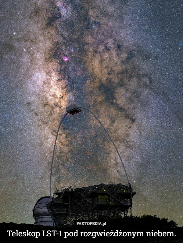 Teleskop LST-1 pod rozgwieżdżonym niebem. 