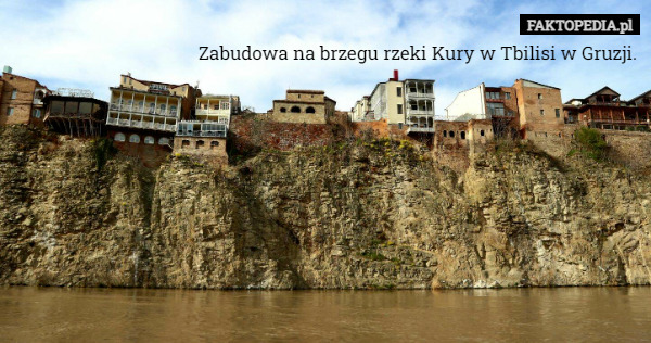 Zabudowa na brzegu rzeki Kury w Tbilisi w Gruzji. 