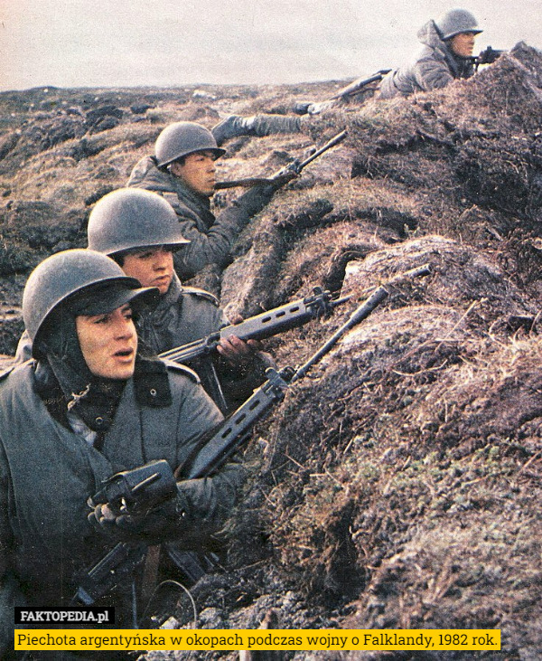 Piechota argentyńska w okopach podczas wojny o Falklandy, 1982 rok. 