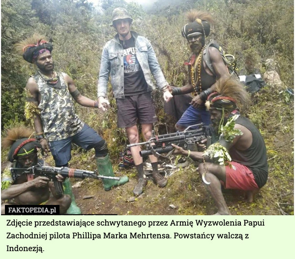 Zdjęcie przedstawiające schwytanego przez Armię Wyzwolenia Papui Zachodniej pilota Phillipa Marka Mehrtensa. Powstańcy walczą z Indonezją. 