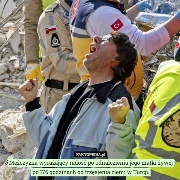 Mężczyzna wyrażający radość po odnalezieniu jego matki żywej po 176 godzinach od trzęsienia ziemi w Turcji. 