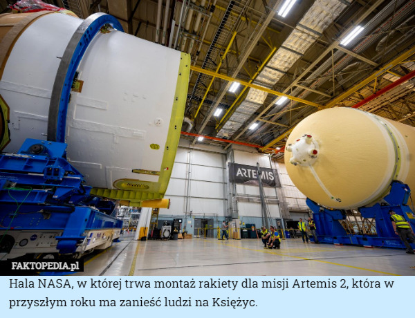 Hala NASA, w której trwa montaż rakiety dla misji Artemis 2, która w przyszłym roku ma zanieść ludzi na Księżyc. 