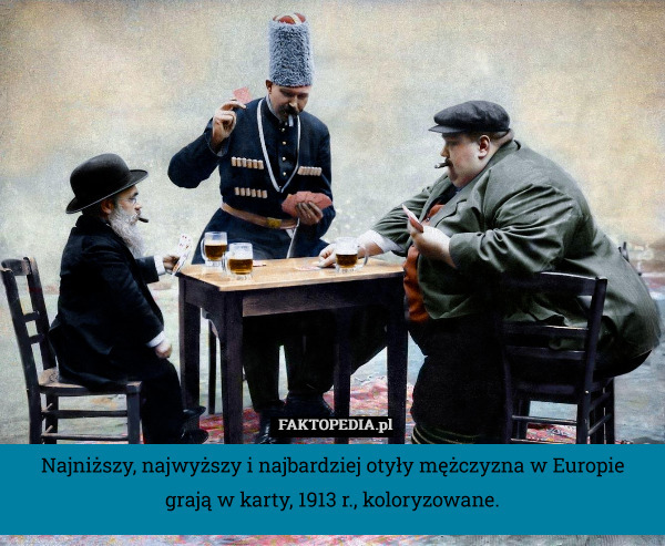 Najniższy, najwyższy i najbardziej otyły mężczyzna w Europie grają w karty, 1913 r., koloryzowane. 