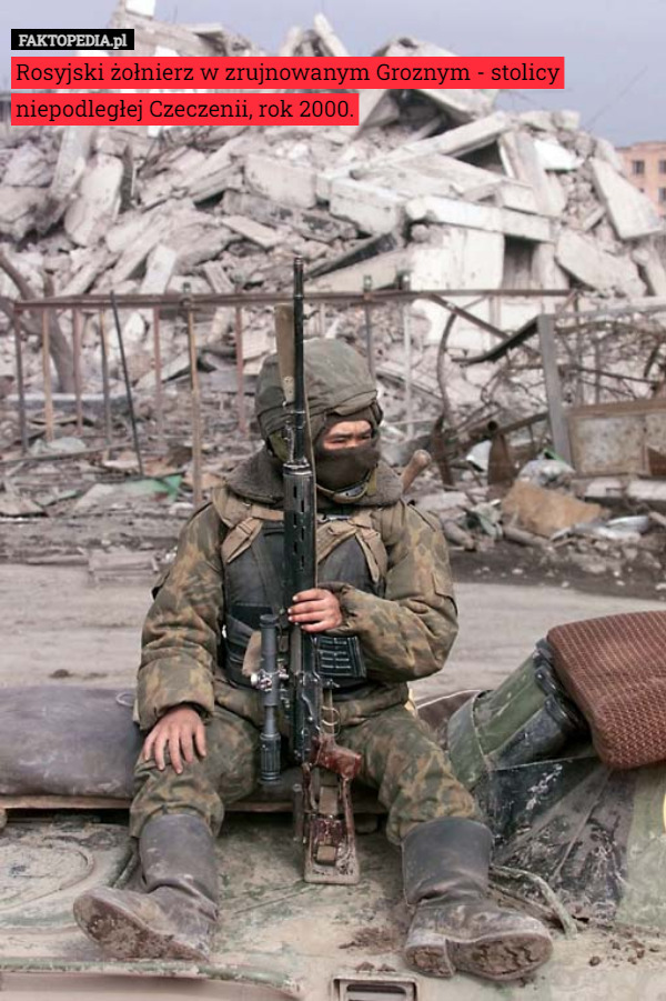 Rosyjski żołnierz w zrujnowanym Groznym - stolicy niepodległej Czeczenii, rok 2000. 