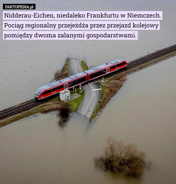 Nidderau-Eichen, niedaleko Frankfurtu w Niemczech. Pociąg regionalny przejeżdża przez przejazd kolejowy pomiędzy dwoma zalanymi gospodarstwami. 