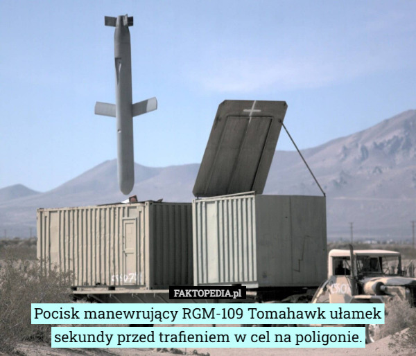 Pocisk manewrujący RGM-109 Tomahawk ułamek sekundy przed trafieniem w cel na poligonie. 