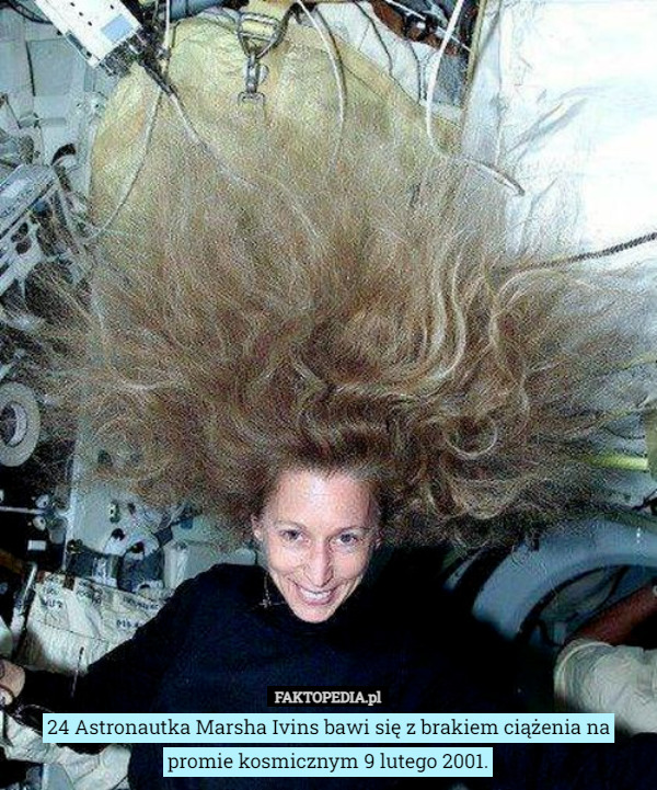 24 Astronautka Marsha Ivins bawi się z brakiem ciążenia na promie kosmicznym 9 lutego 2001. 