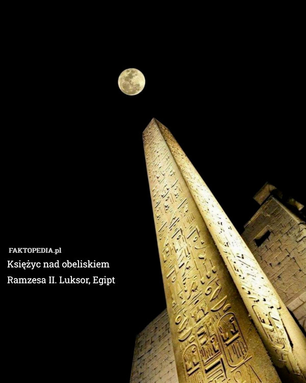 Księżyc nad obeliskiem Ramzesa II. Luksor, Egipt 