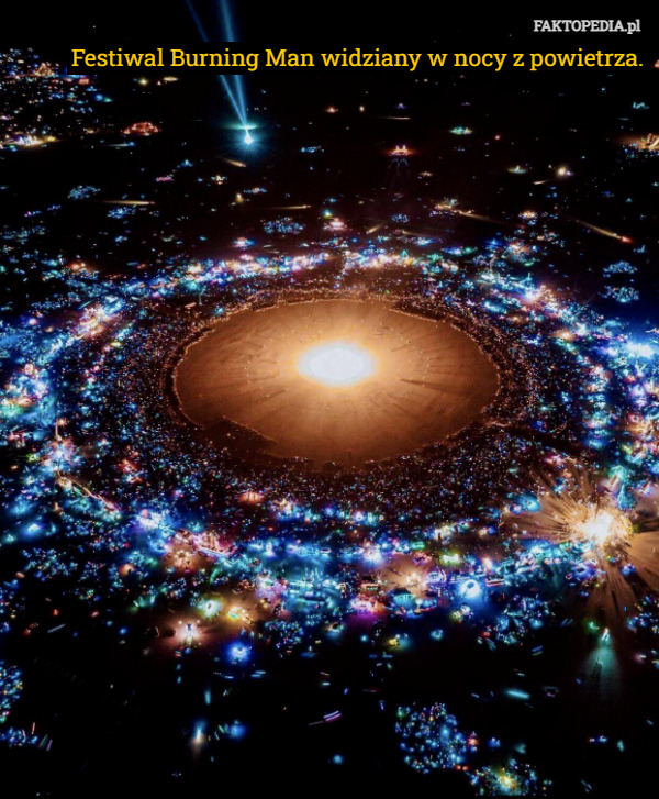 Festiwal Burning Man widziany w nocy z powietrza. 