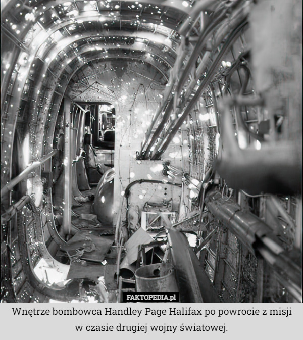 Wnętrze bombowca Handley Page Halifax po powrocie z misji w czasie drugiej wojny światowej. 