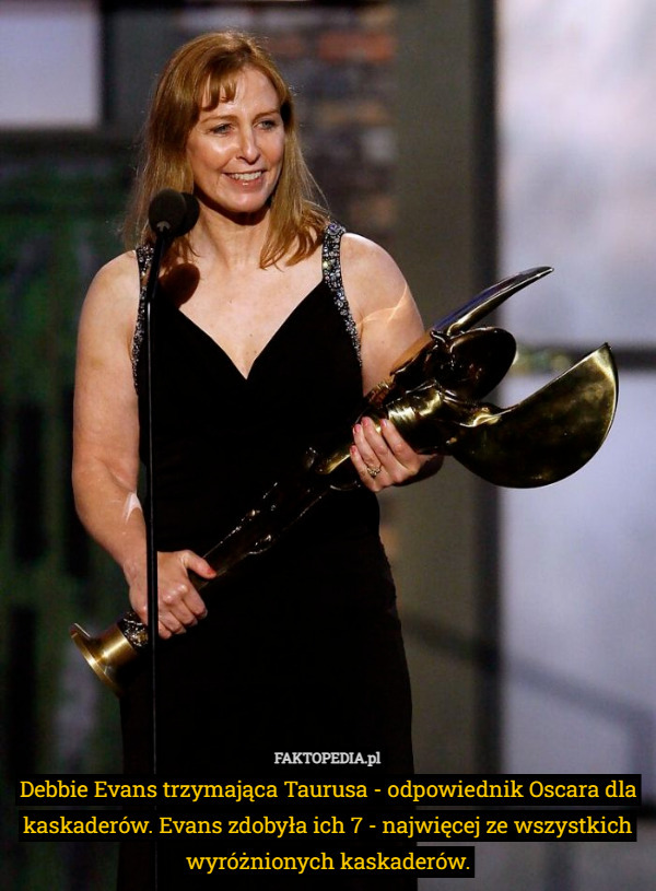 Debbie Evans trzymająca Taurusa - odpowiednik Oscara dla kaskaderów. Evans zdobyła ich 7 - najwięcej ze wszystkich wyróżnionych kaskaderów. 