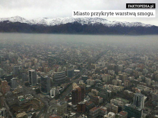 Miasto przykryte warstwą smogu. 