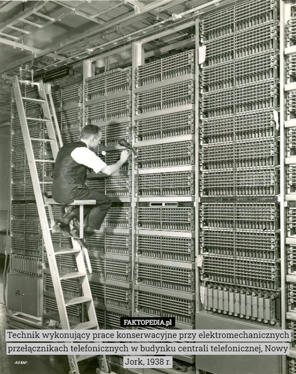 Technik wykonujący prace konserwacyjne przy elektromechanicznych przełącznikach telefonicznych w budynku centrali telefonicznej, Nowy Jork, 1938 r. 