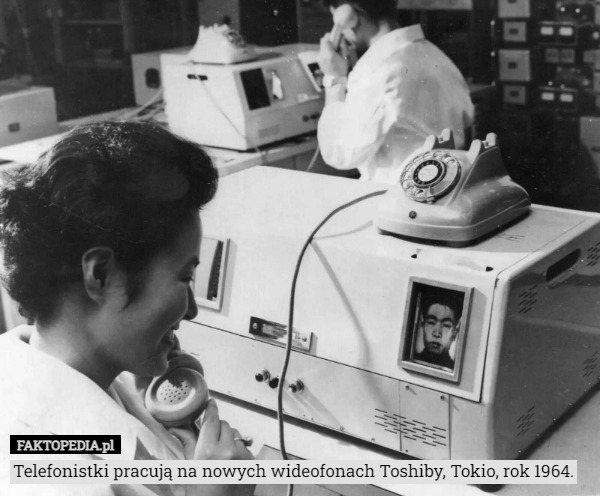 Telefonistki pracują na nowych wideofonach Toshiby, Tokio, rok 1964. 