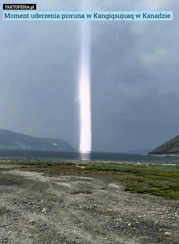 Moment uderzenia pioruna w Kangiqsujuaq w Kanadzie. 